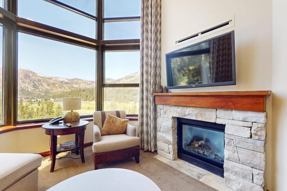Everline Resort & Spa Ski-in-ski-out condo with elevator pool hot tub & spa House in Palisades Tahoe (Olympic Valley)