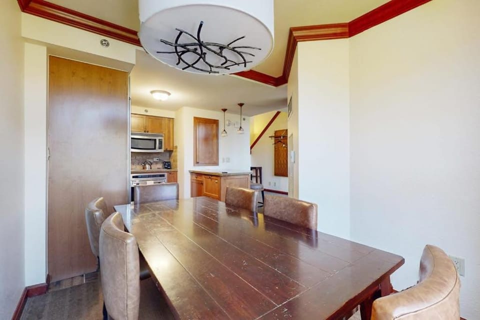 Everline Resort & Spa Ski-in-ski-out condo with elevator pool hot tub & spa House in Palisades Tahoe (Olympic Valley)