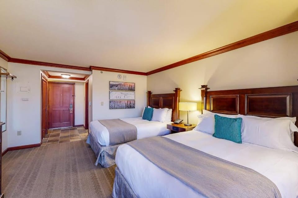 Everline Resort & Spa - Ski-in-ski-out suite with heated pools & hot tub House in Palisades Tahoe (Olympic Valley)