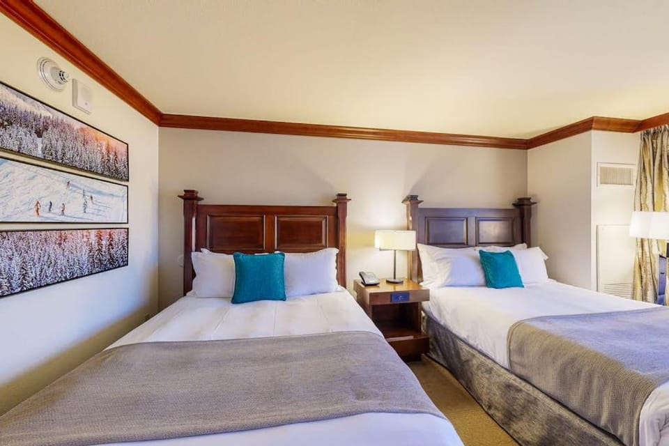 Everline Resort & Spa - Ski-in-ski-out suite with heated pools & hot tub House in Palisades Tahoe (Olympic Valley)