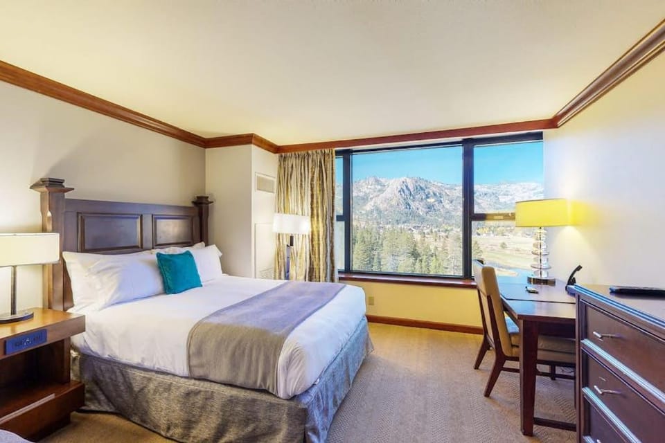 Everline Resort & Spa - Ski-in-ski-out suite with heated pools & hot tub House in Palisades Tahoe (Olympic Valley)