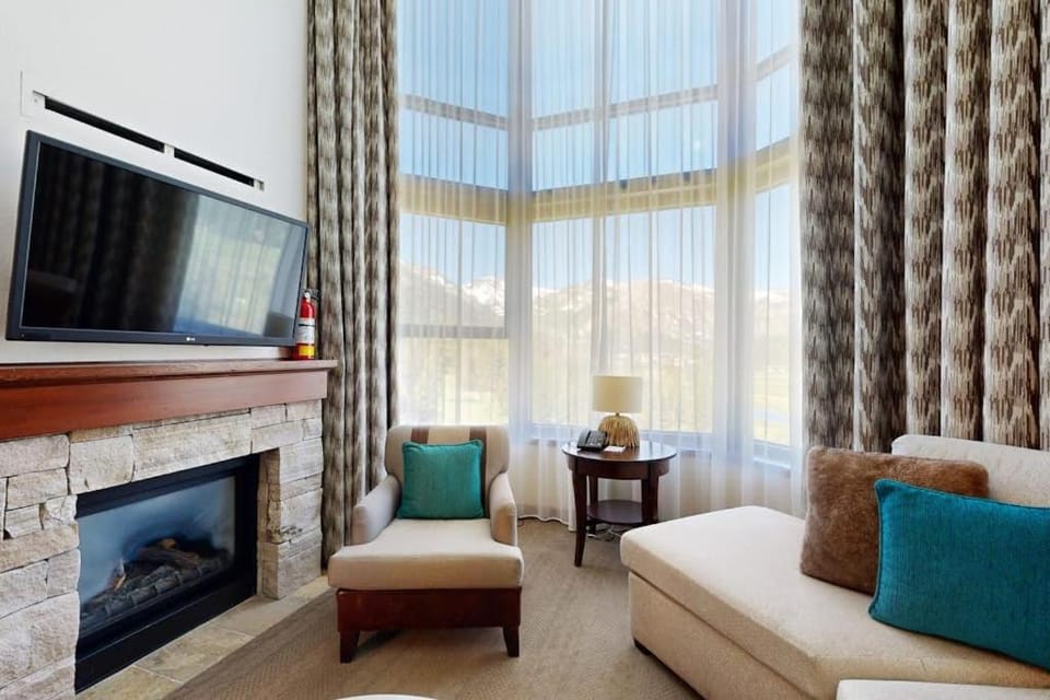 Two units at the Everline Resort & Spa - Ski-in-ski-out fireplace pools & gym House in Palisades Tahoe (Olympic Valley)