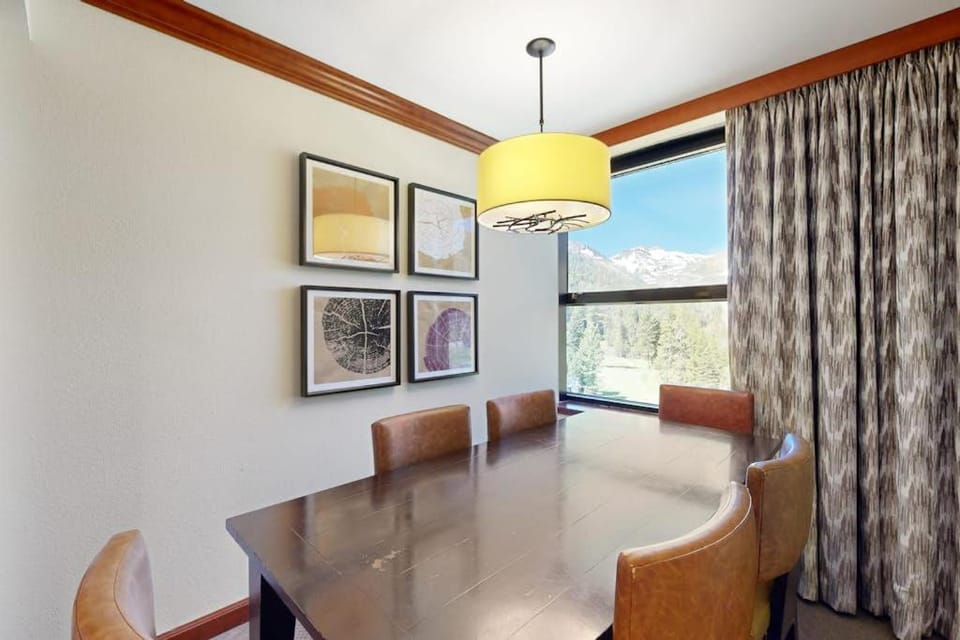 Two units at the Everline Resort & Spa - Ski-in-ski-out fireplace pools & gym House in Palisades Tahoe (Olympic Valley)