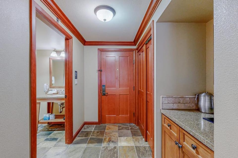 Ski-in-ski-out studio in Everline Resort & Spa - pools gym tennis ice rink House in Palisades Tahoe (Olympic Valley)
