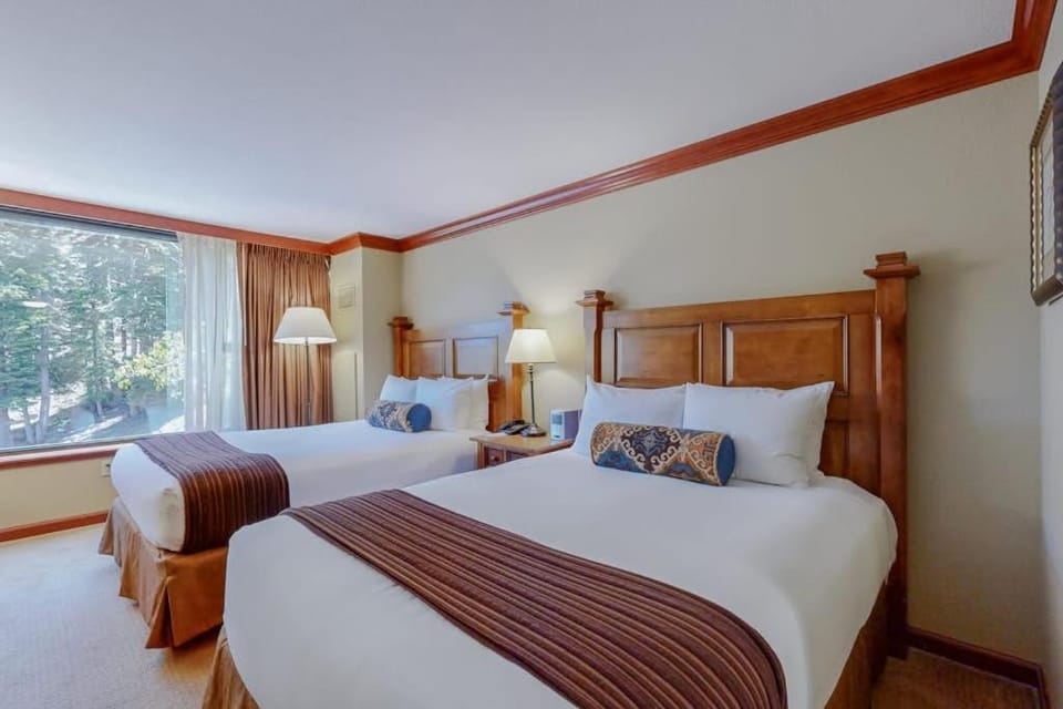 Ski-in-ski-out studio in Everline Resort & Spa - pools gym tennis ice rink House in Palisades Tahoe (Olympic Valley)