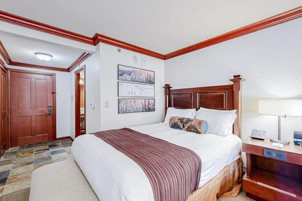 Everline Resort & Spa studio - Ski-in-ski-out pools hot tubs & full spa House in Palisades Tahoe (Olympic Valley)