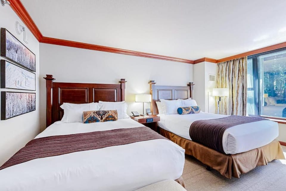 Everline Resort & Spa studio - Ski-in-ski-out pools hot tubs & full spa House in Palisades Tahoe (Olympic Valley)