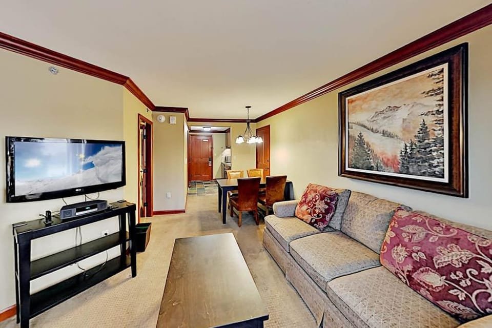 Ski-in-ski-out Everline Resort & Spa - two adjacent units House in Palisades Tahoe (Olympic Valley)