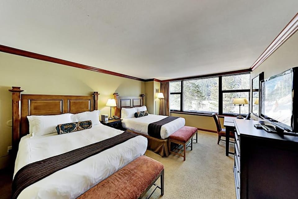 Ski-in-ski-out Everline Resort & Spa - two adjacent units House in Palisades Tahoe (Olympic Valley)