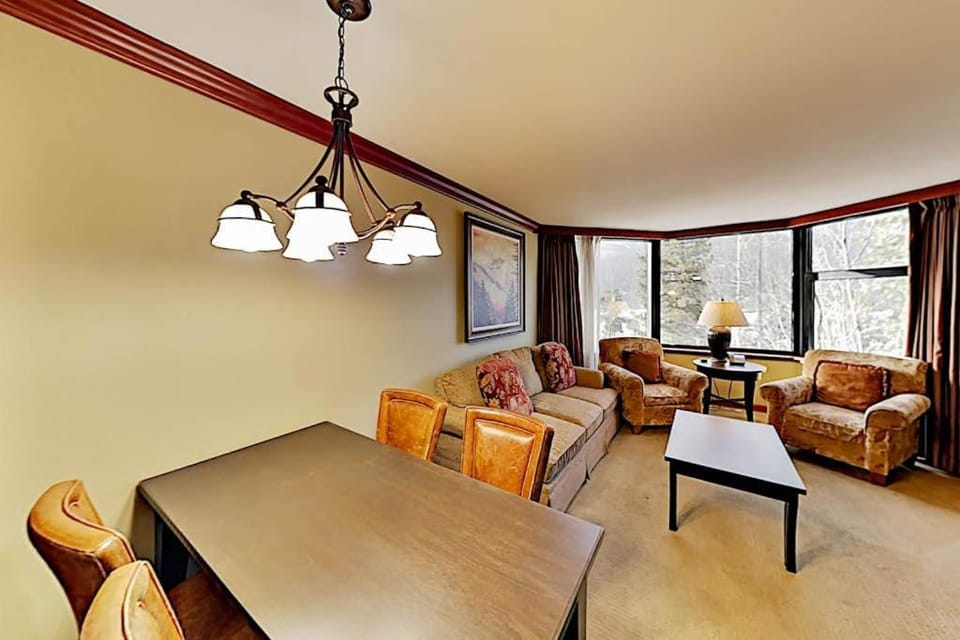 Ski-in-ski-out Everline Resort & Spa - two adjacent units House in Palisades Tahoe (Olympic Valley)