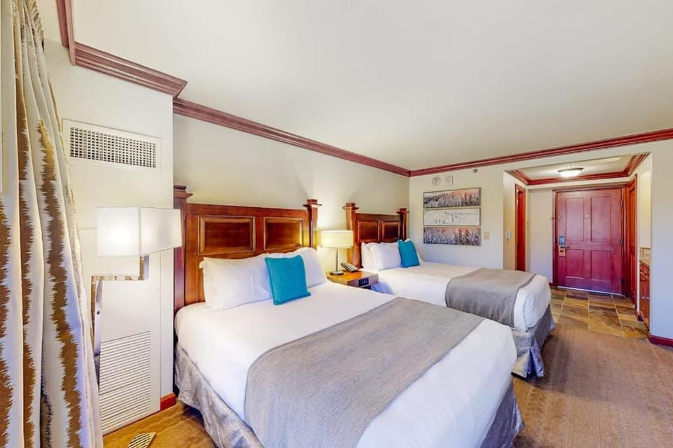 Everline Resort & Spa - Ski-in-ski-out slope-view studio pools & gym House in Palisades Tahoe (Olympic Valley)
