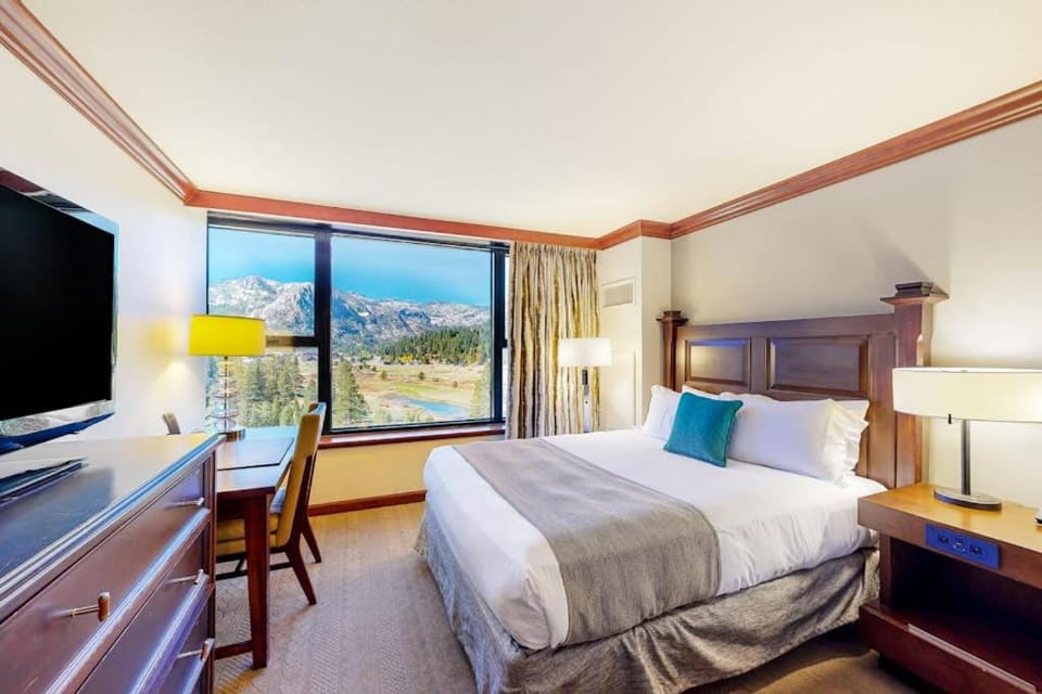 Everline Resort & Spa - Ski-in-ski-out slope-view studio pools & gym House in Palisades Tahoe (Olympic Valley)
