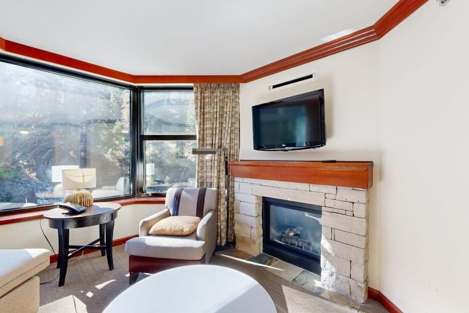Ski-in-ski-out condo in the Everline Resort & Spa - pools hot tubs & gym House in Palisades Tahoe (Olympic Valley)