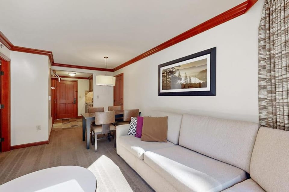Ski-in-ski-out condo in the Everline Resort & Spa - pools hot tubs & gym House in Palisades Tahoe (Olympic Valley)