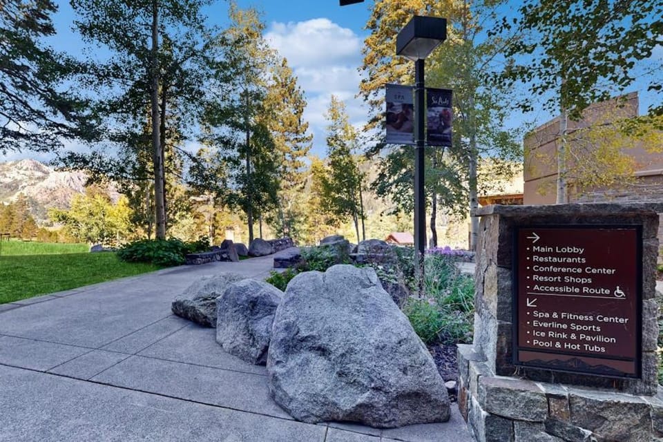 Ski-in-ski-out condo in the Everline Resort & Spa - pools hot tubs & gym House in Palisades Tahoe (Olympic Valley)