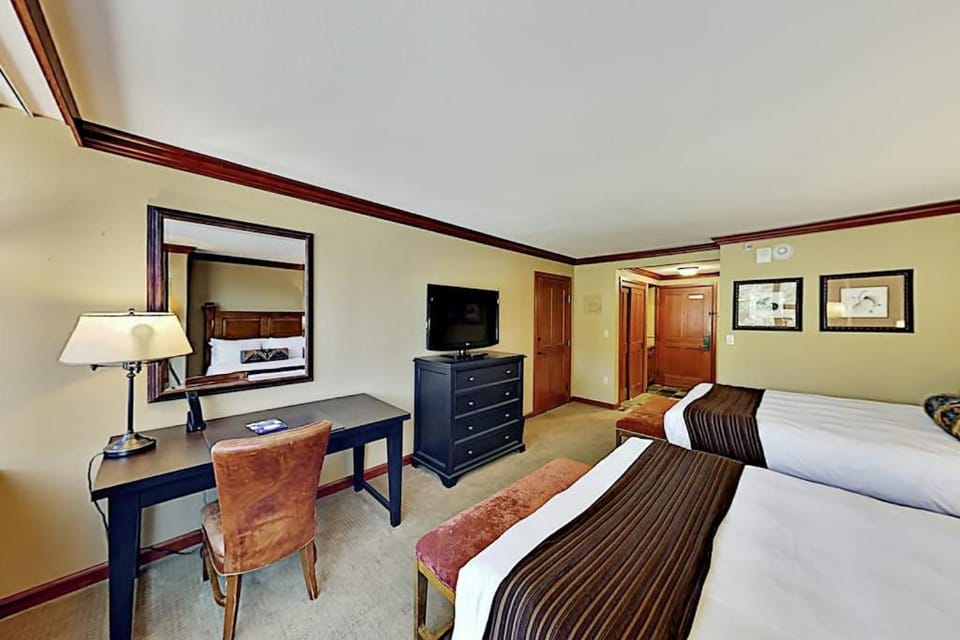 Everline Resort Ski-in-ski-out suite with heated pools hot tub golf & tennis House in Palisades Tahoe (Olympic Valley)