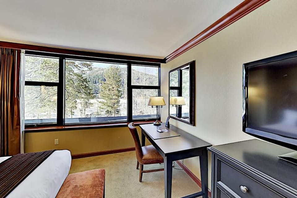 Everline Resort Ski-in-ski-out suite with heated pools hot tub golf & tennis House in Palisades Tahoe (Olympic Valley)