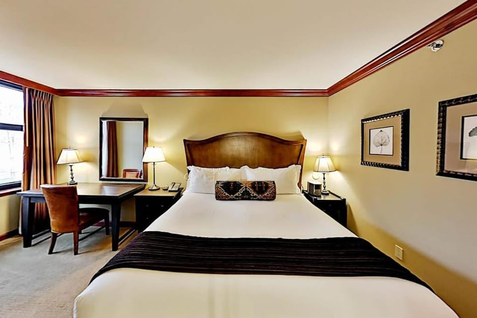 Everline Resort & Spa Ski-in-ski-out condo pool & hot tub House in Palisades Tahoe (Olympic Valley)