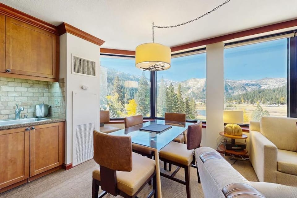 Resort at Squaw Creek corner unit with sweeping valley views House in Palisades Tahoe (Olympic Valley)