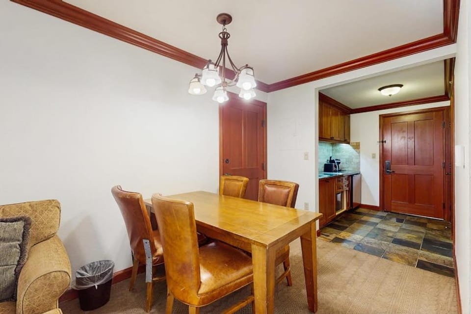Two adjoining Ski-in-ski-out condos - shared heated pool hot tub WiFi House in Palisades Tahoe (Olympic Valley)