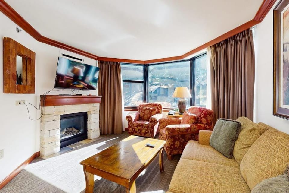 Two adjoining Ski-in-ski-out condos - shared heated pool hot tub WiFi House in Palisades Tahoe (Olympic Valley)