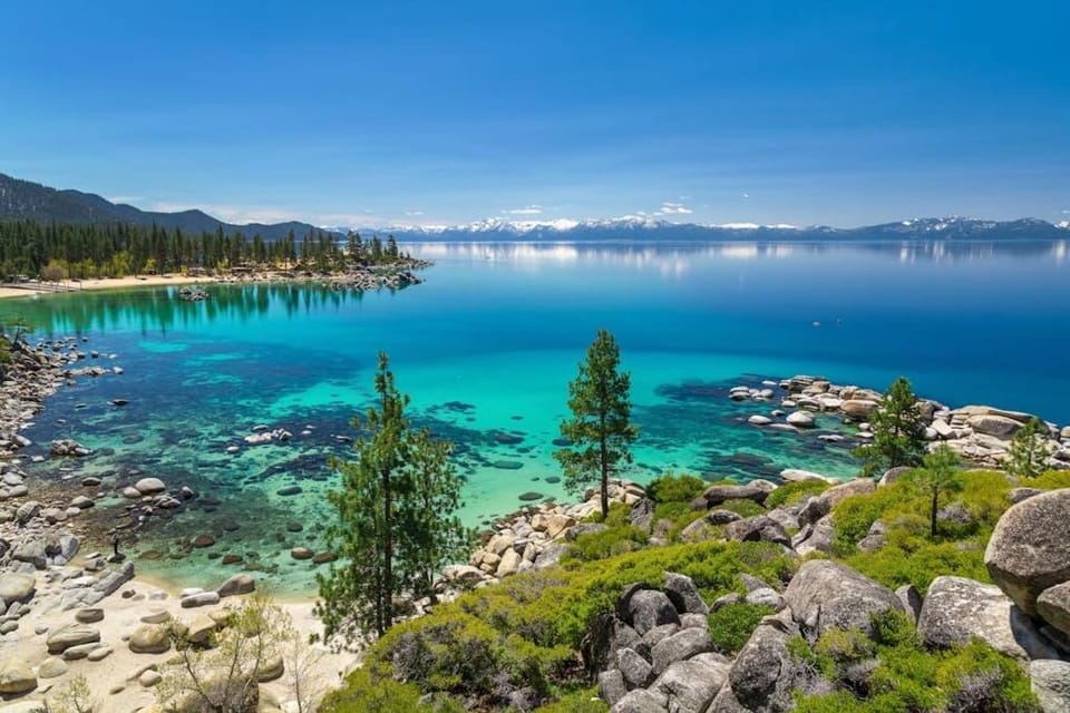 Two adjoining Ski-in-ski-out condos - shared heated pool hot tub WiFi House in Palisades Tahoe (Olympic Valley)