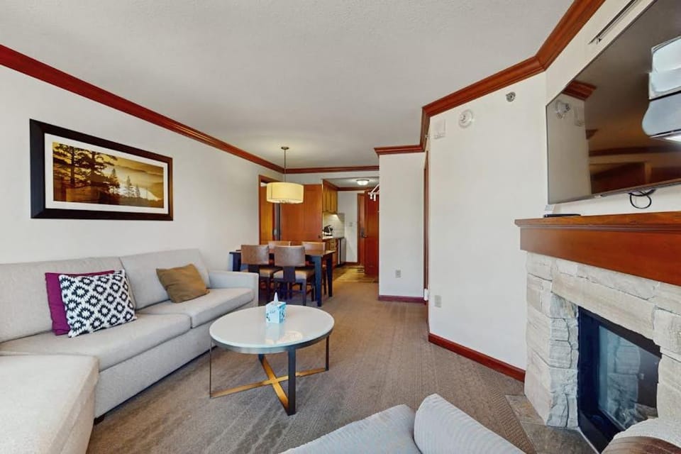 Ski-In Ski-Out Squaw Creek Retreat - 2 Adjacent Suites - Pools & Hot Tubs House in Palisades Tahoe (Olympic Valley)