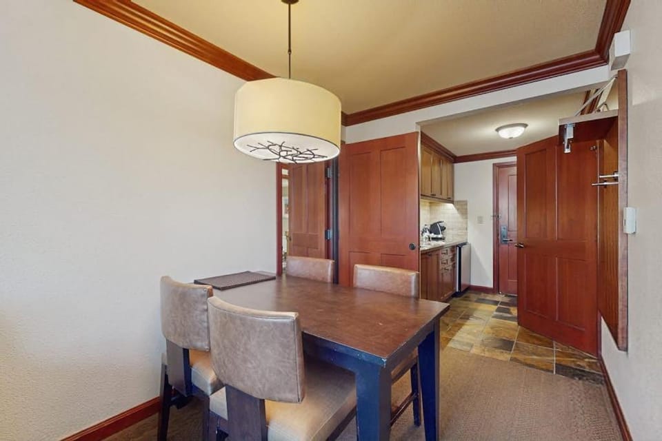 Ski-In Ski-Out Squaw Creek Retreat - 2 Adjacent Suites - Pools & Hot Tubs House in Palisades Tahoe (Olympic Valley)
