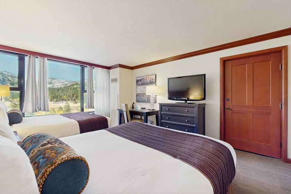 Lovely Ski-in-ski-out condo at Squaw Creek with stunning valley & mountain view House in Palisades Tahoe (Olympic Valley)