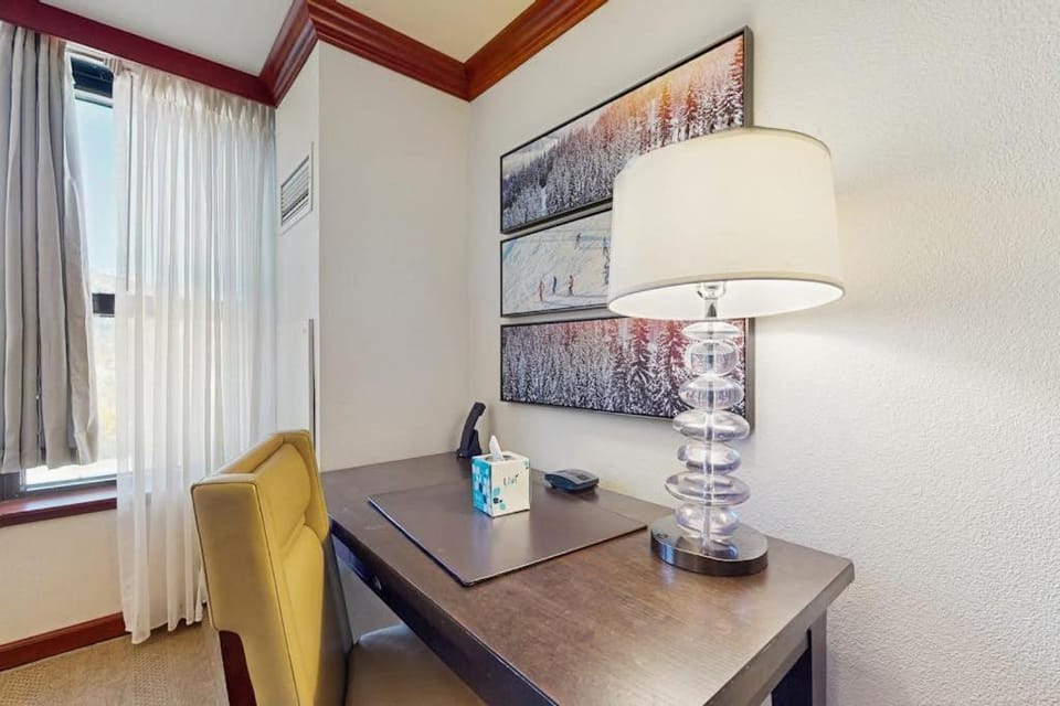 Lovely Ski-in-ski-out condo at Squaw Creek with stunning valley & mountain view House in Palisades Tahoe (Olympic Valley)