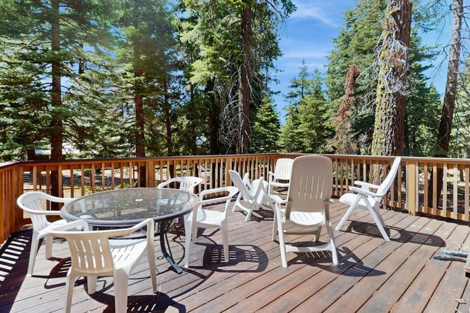 Cozy Family Cabin Close to Skiing - Walk to Lake Tahoe & Town Cabin in Lake Tahoe