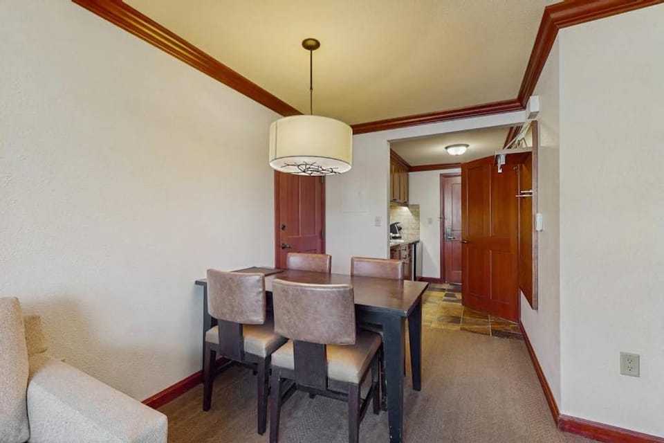 Luxe Ski-in-ski-out King Suite with Fireplace Resort Pools Spa & Gym House in Palisades Tahoe (Olympic Valley)
