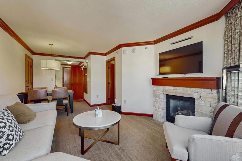 Luxe Ski-in-ski-out King Suite with Fireplace Resort Pools Spa & Gym House in Palisades Tahoe (Olympic Valley)
