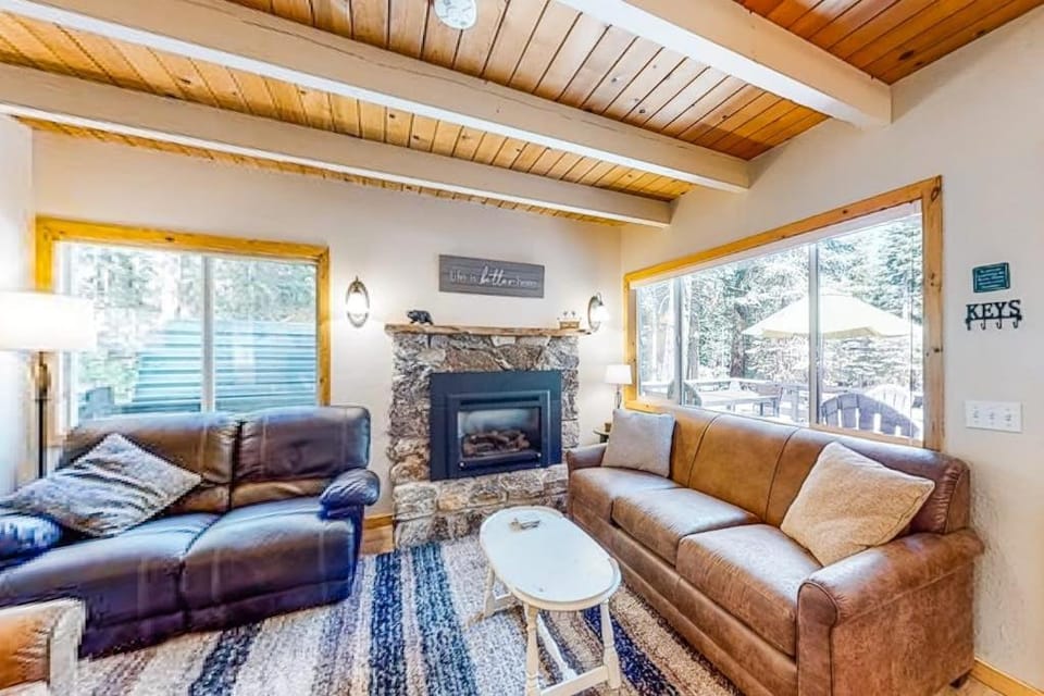 Cabin in the woods close to beach & skiing with grill fireplace deck & W&D Cabin in Lake Tahoe