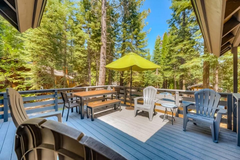 Cabin in the woods close to beach & skiing with grill fireplace deck & W&D Cabin in Lake Tahoe