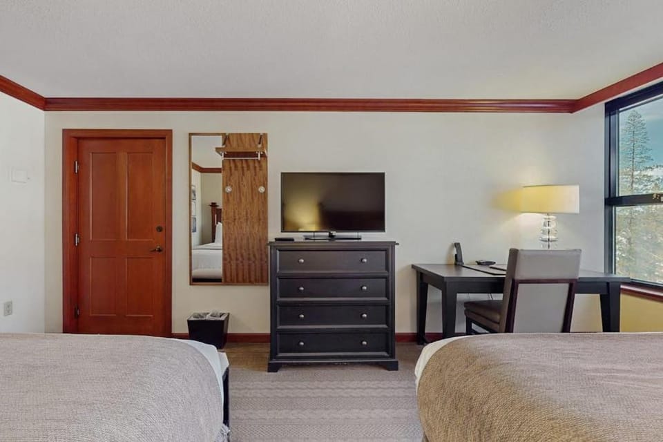 Ski-in-ski-out Suite with Kitchenette Access to Pools Spa Restaurants On-site House in Palisades Tahoe (Olympic Valley)