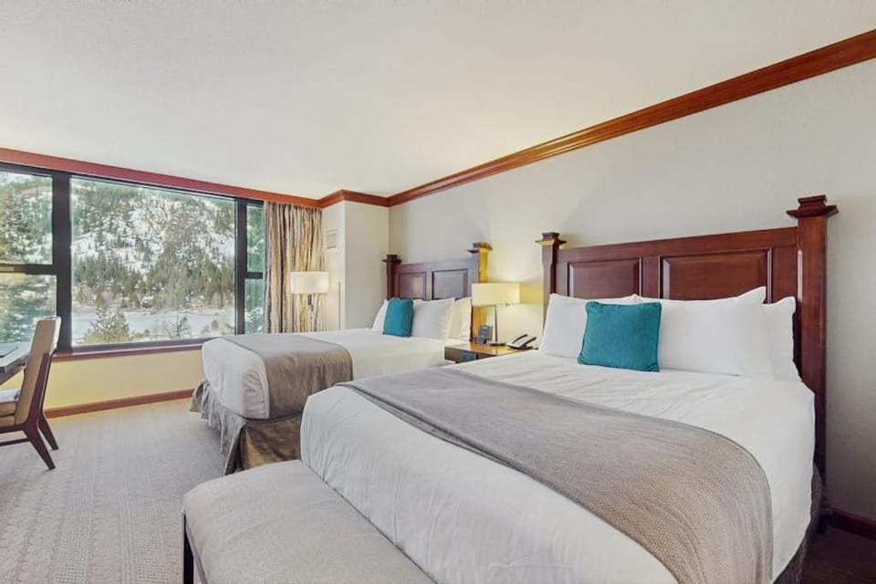 Ski-in-ski-out Suite with Kitchenette Access to Pools Spa Restaurants On-site House in Palisades Tahoe (Olympic Valley)