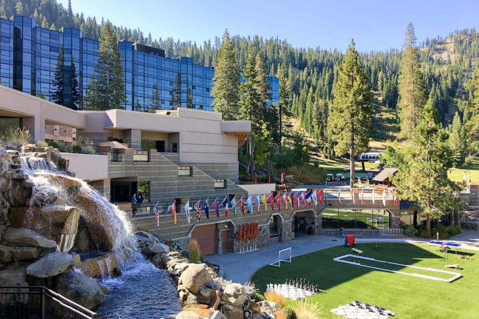 Ski-in-ski-out Suite with Kitchenette Access to Pools Spa Restaurants On-site House in Palisades Tahoe (Olympic Valley)