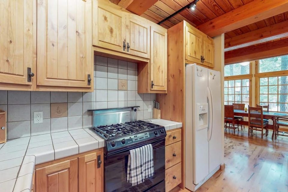 Tahoma hideaway near lake trails & mountain vibes House in Lake Tahoe