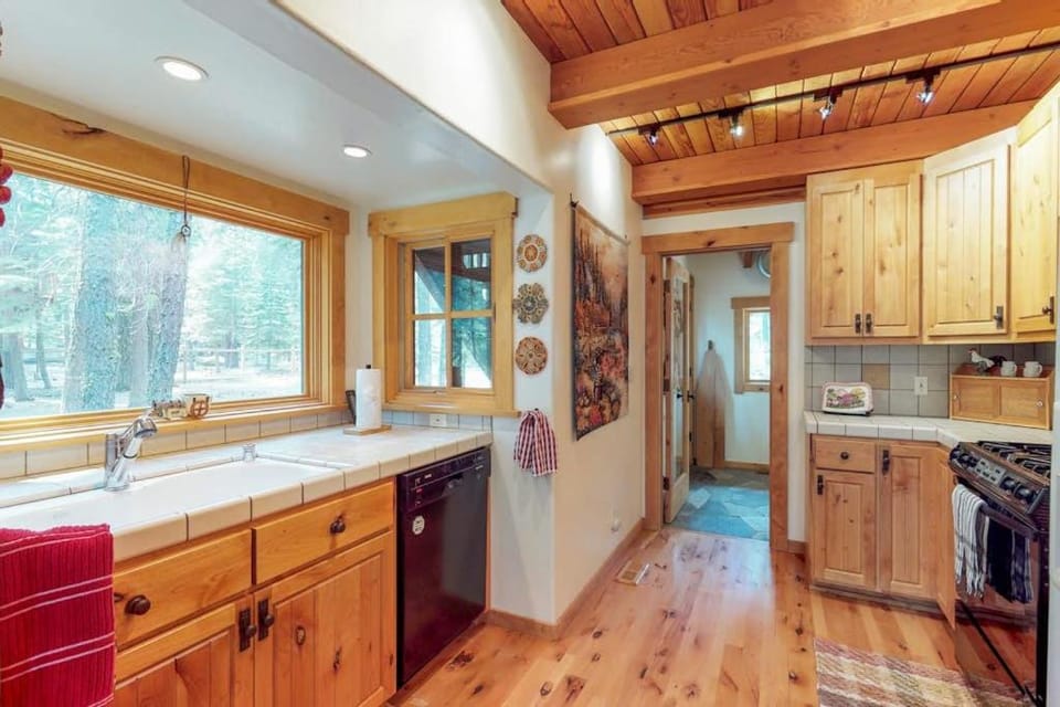 Tahoma hideaway near lake trails & mountain vibes House in Lake Tahoe