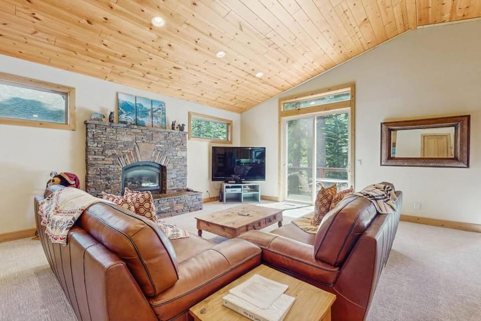Willow Creek Hideaway - 2 Living Areas & Private Deck - 5 Minutes to Slopes House in Lake Tahoe