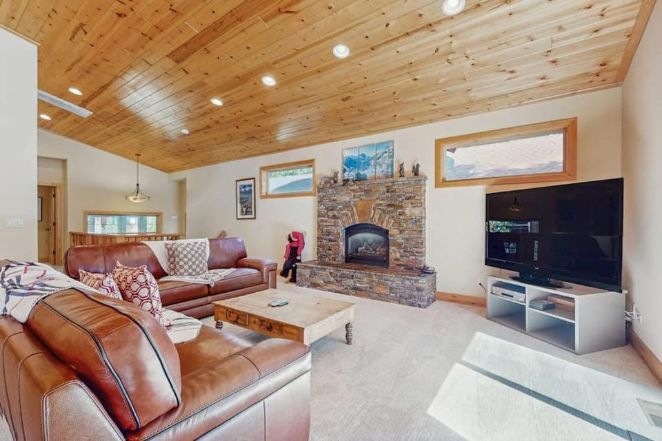 Willow Creek Hideaway - 2 Living Areas & Private Deck - 5 Minutes to Slopes House in Lake Tahoe