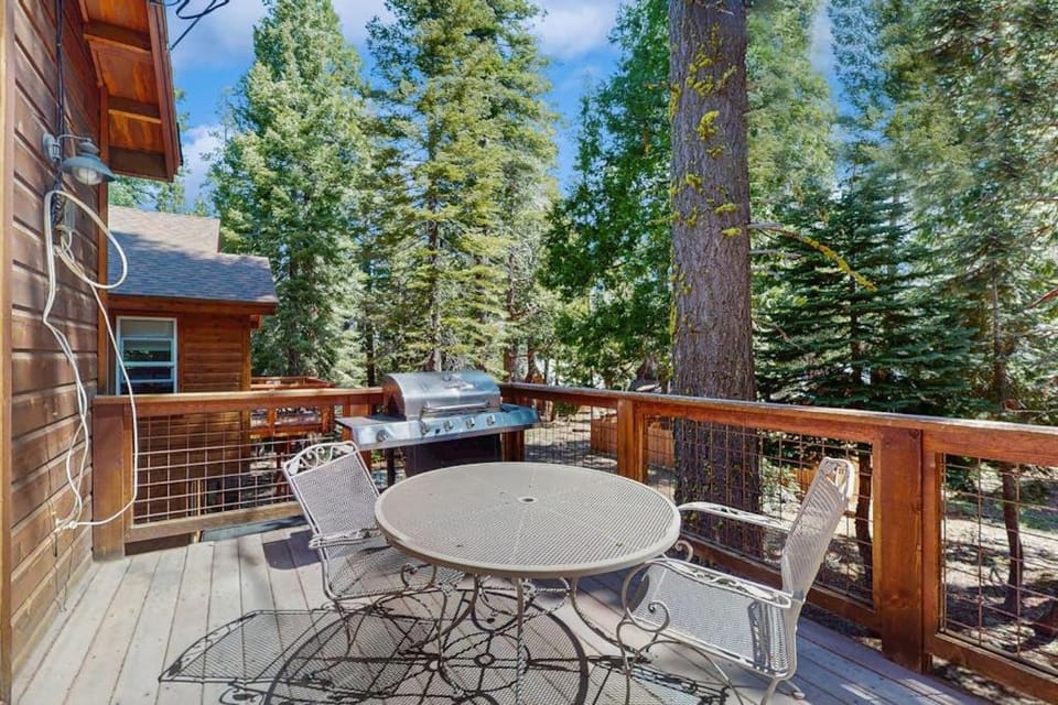 Willow Creek Hideaway - 2 Living Areas & Private Deck - 5 Minutes to Slopes House in Lake Tahoe