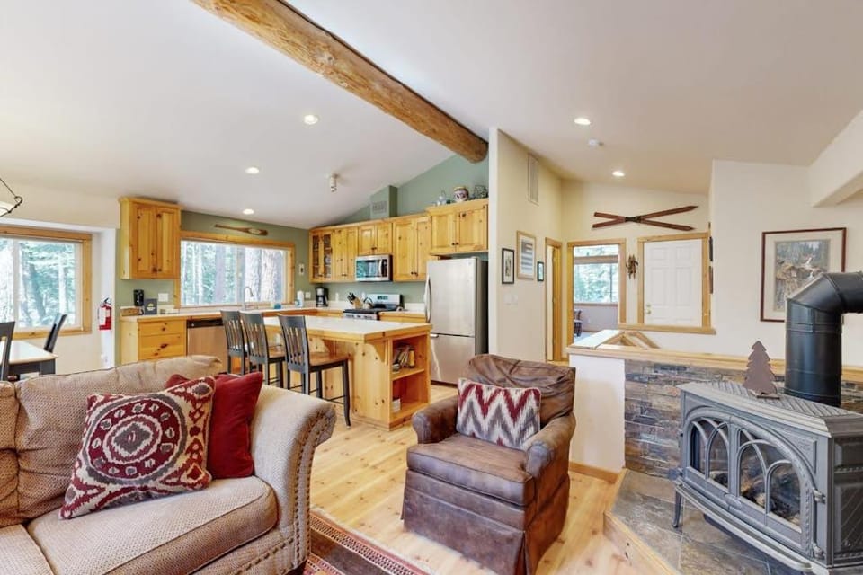 Sugar Pine Haus with Hot Tub Bordering the State Park House in Lake Tahoe