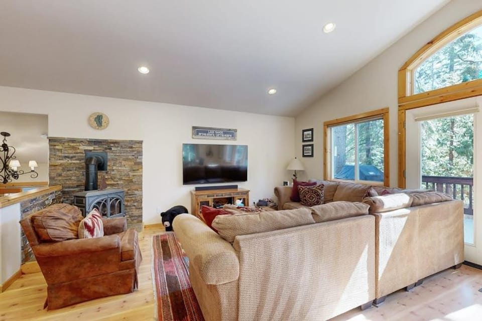 Sugar Pine Haus with Hot Tub Bordering the State Park House in Lake Tahoe