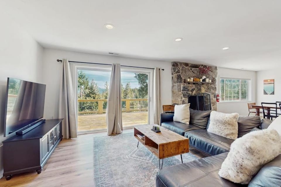 Stunning Home with Private Dock Pier and Beaches Lake Views House in Lake Tahoe