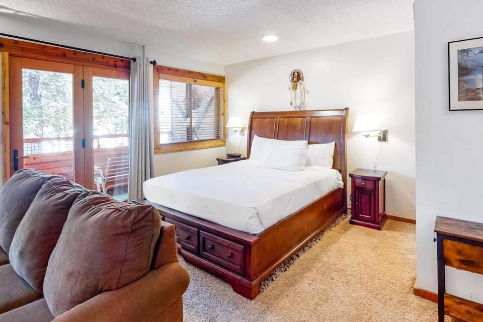 Second-Level Condo with Free WiFi Wood Fireplace Shared Outdoor Pool & Views House in Tahoe City