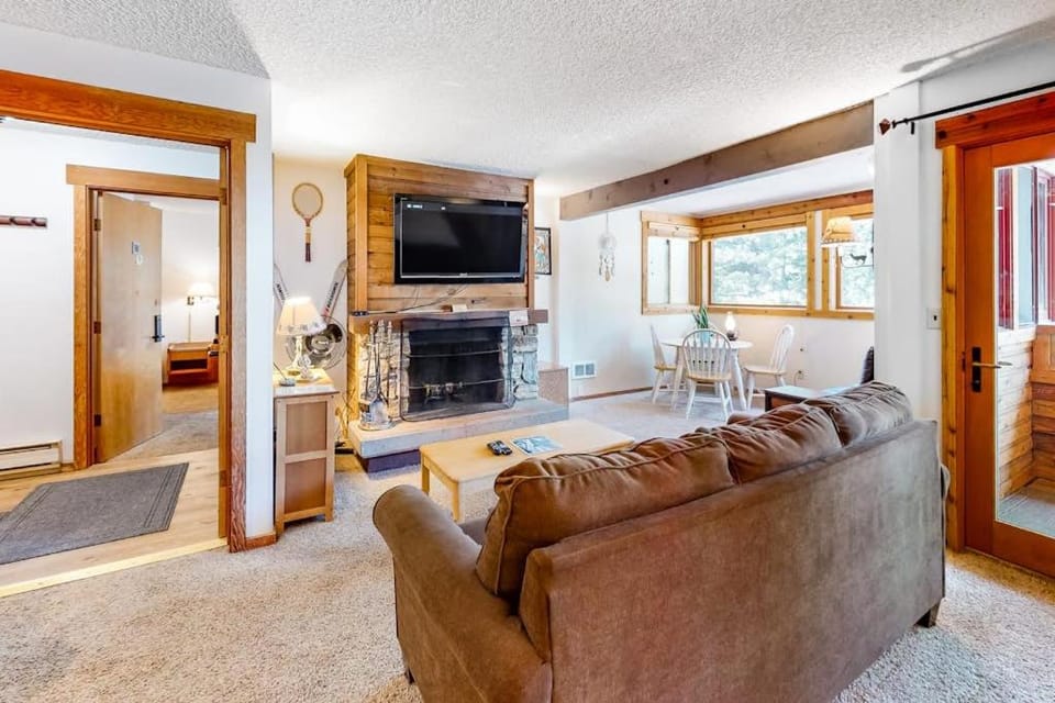 Second-Level Condo with Free WiFi Wood Fireplace Shared Outdoor Pool & Views House in Tahoe City