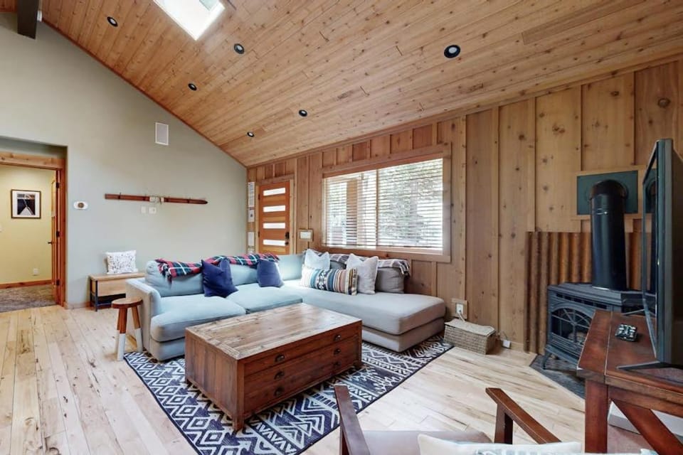 Westshore Oasis - private hot tub & fenced yard - walk to beach House in Lake Tahoe
