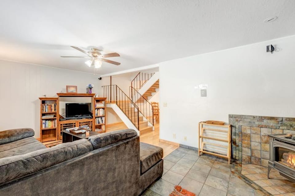 Wonderful year-round escape near skiing & lake with pool hot tub & deck House in Dollar Point